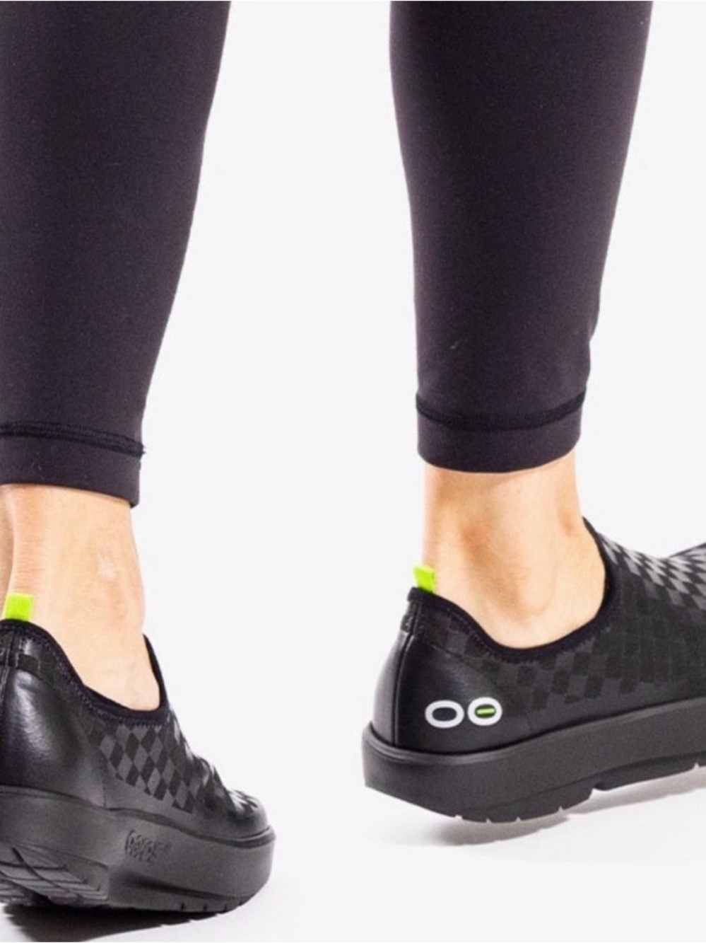 NWT OOFOS Oomg Eezee Black Black Checker Size 8